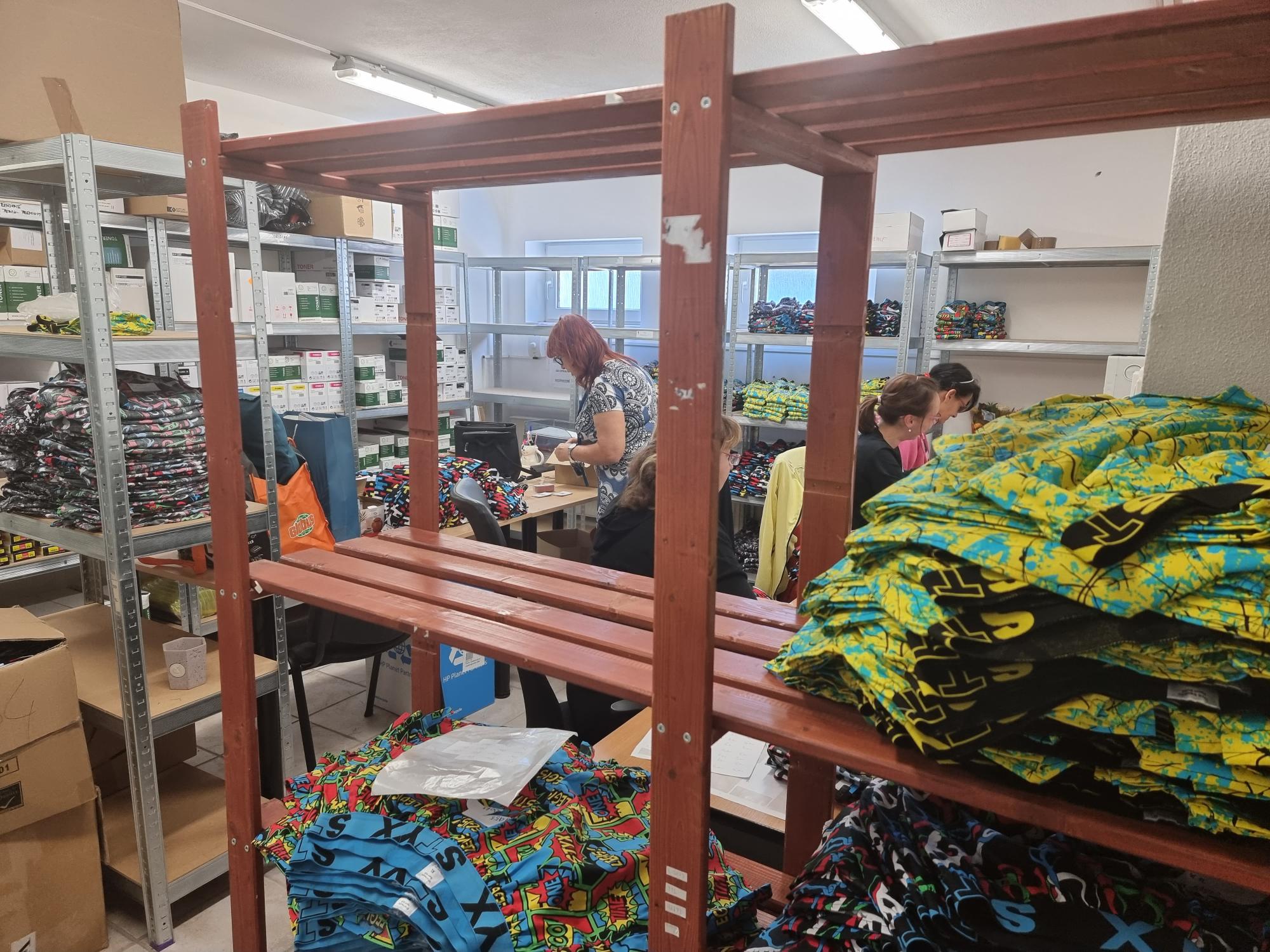 Zaměstnanci CESAR TRADE při kompletaci a balení produktů